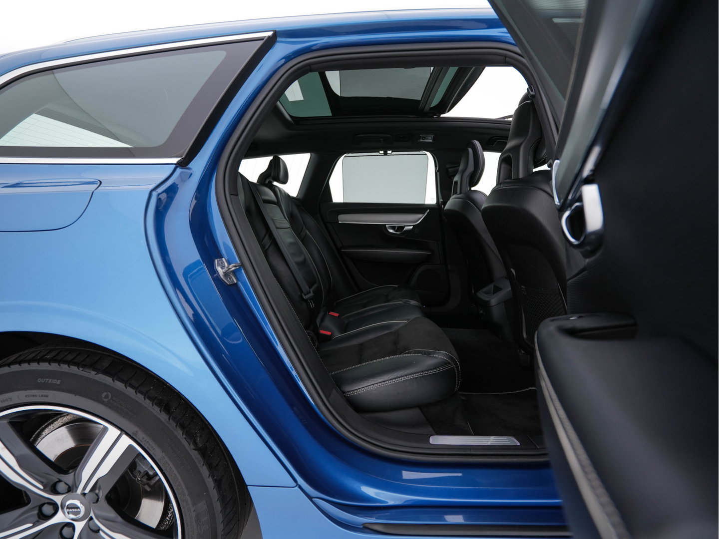 Volvo V90 2.0 D4 R-Design Aut. *PANO | HEAD-UP | LEATHER-MICROFIBRE | FULL-LED | TOPVIEW | BLINDSPOT | HEATED-SPORTSEATS | DIGI-COCKPIT | NAVI-FULLMAP | KEYLESS | ECC | PDC | CRUISE | TOWBAR | 18''ALU*