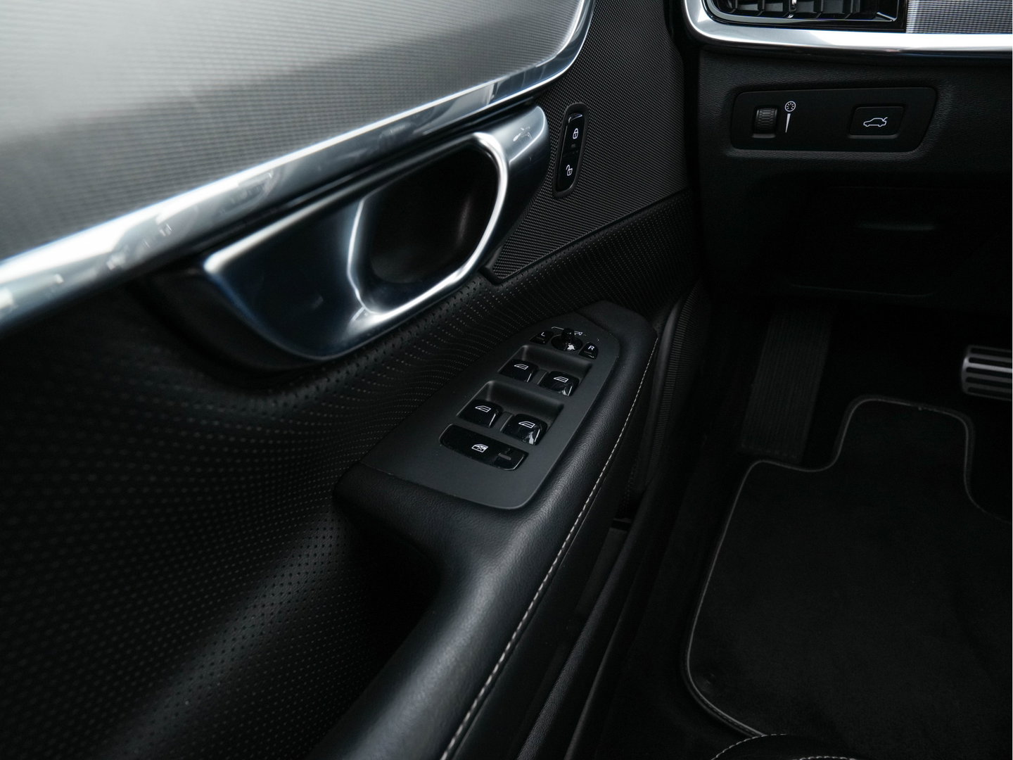 Volvo V90 2.0 D4 R-Design Aut. *PANO | HEAD-UP | LEATHER-MICROFIBRE | FULL-LED | TOPVIEW | BLINDSPOT | HEATED-SPORTSEATS | DIGI-COCKPIT | NAVI-FULLMAP | KEYLESS | ECC | PDC | CRUISE | TOWBAR | 18''ALU*
