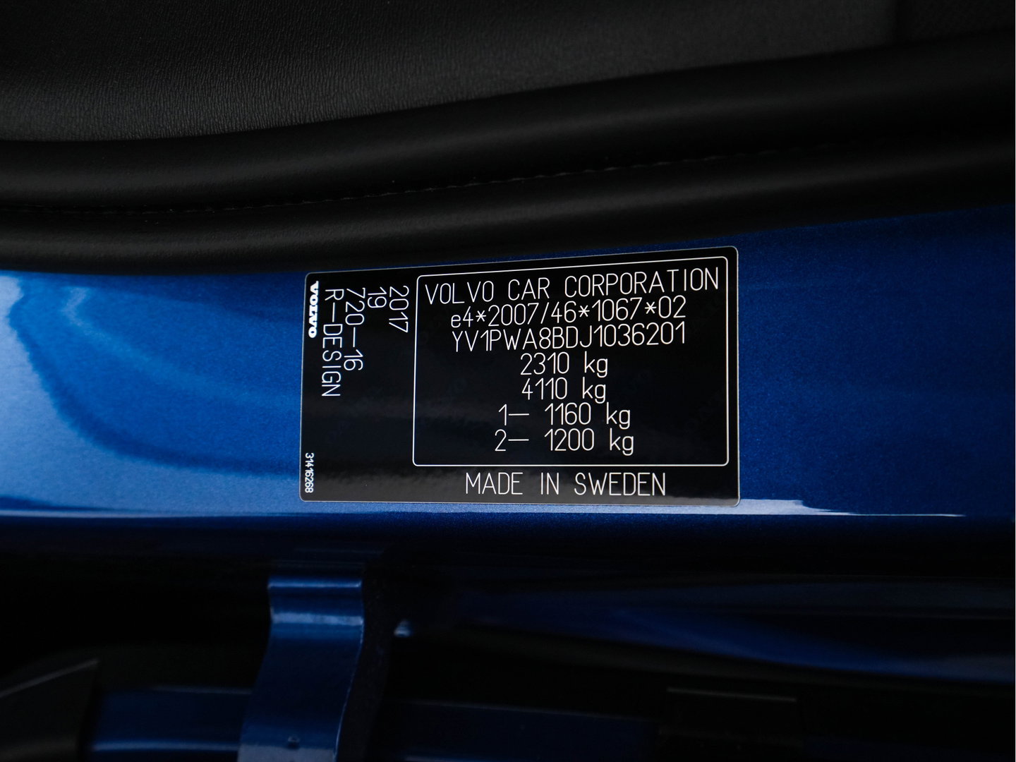 Volvo V90 2.0 D4 R-Design Aut. *PANO | HEAD-UP | LEATHER-MICROFIBRE | FULL-LED | TOPVIEW | BLINDSPOT | HEATED-SPORTSEATS | DIGI-COCKPIT | NAVI-FULLMAP | KEYLESS | ECC | PDC | CRUISE | TOWBAR | 18''ALU*