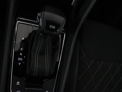 Škoda Karoq 1.5 TSI Sportline | Panoramadak | Stoelverwarming | Adaptive cruise | Camera | Sportstoelen | Virtual Cockpit | Navigatie | Sfeerverlichting | Full LED | 18'' | Keyless | Climate control