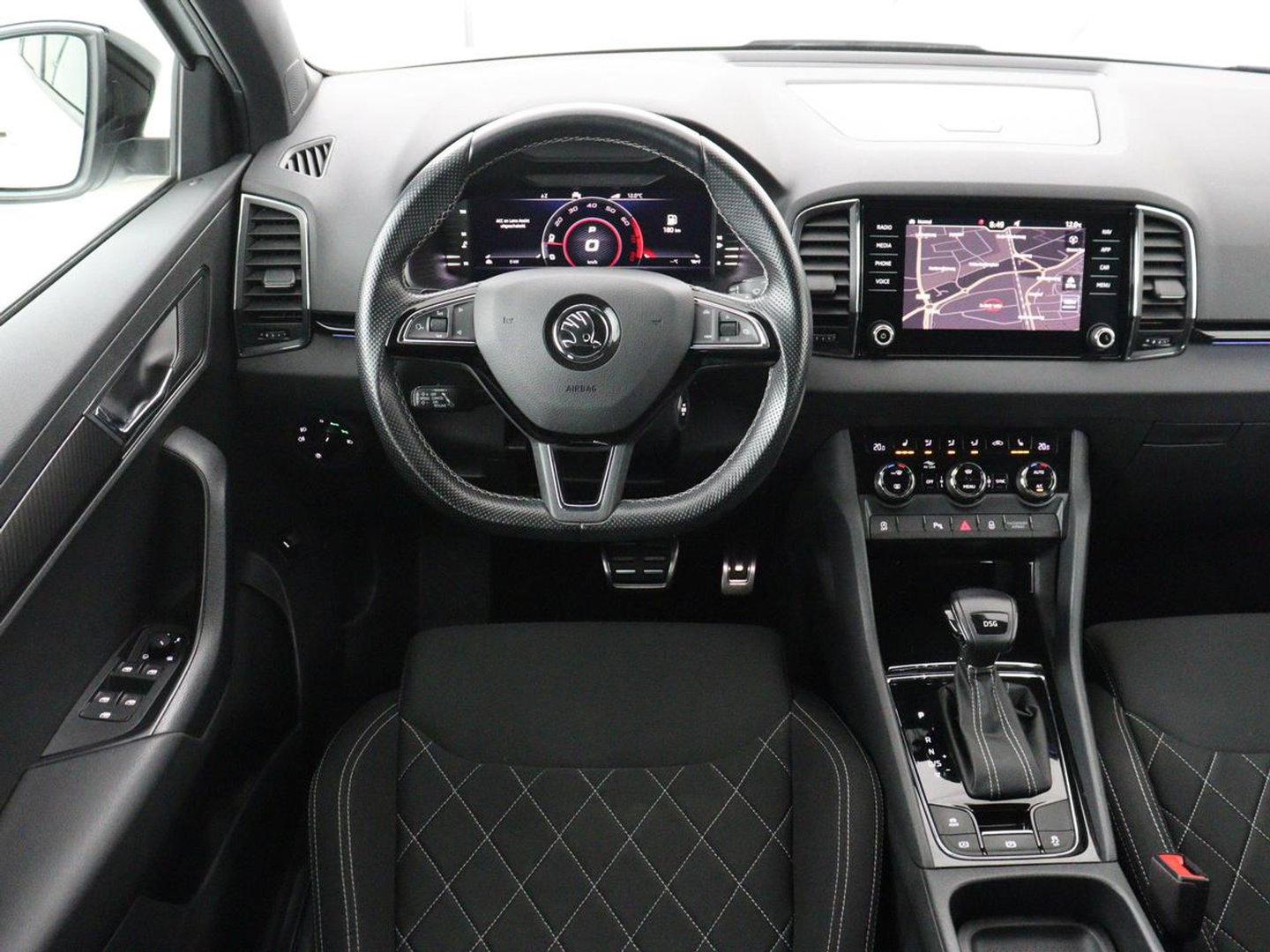 Škoda Karoq 1.5 TSI Sportline | Panoramadak | Stoelverwarming | Adaptive cruise | Camera | Sportstoelen | Virtual Cockpit | Navigatie | Sfeerverlichting | Full LED | 18'' | Keyless | Climate control