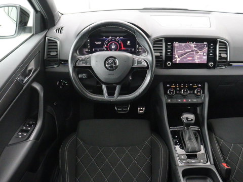 Škoda Karoq 1.5 TSI Sportline | Panoramadak | Stoelverwarming | Adaptive cruise | Camera | Sportstoelen | Virtual Cockpit | Navigatie | Sfeerverlichting | Full LED | 18'' | Keyless | Climate control