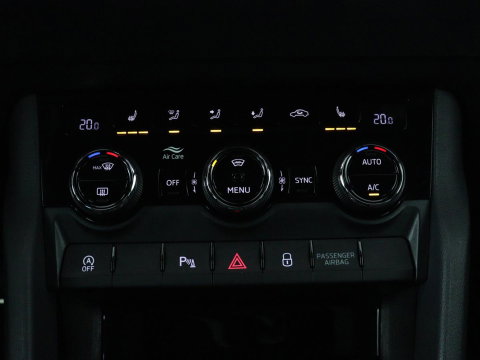 Škoda Karoq 1.5 TSI Sportline | Panoramadak | Stoelverwarming | Adaptive cruise | Camera | Sportstoelen | Virtual Cockpit | Navigatie | Sfeerverlichting | Full LED | 18'' | Keyless | Climate control