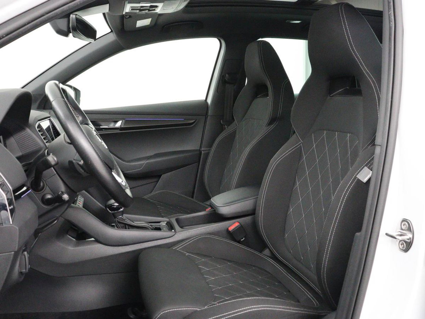 Škoda Karoq 1.5 TSI Sportline | Panoramadak | Stoelverwarming | Adaptive cruise | Camera | Sportstoelen | Virtual Cockpit | Navigatie | Sfeerverlichting | Full LED | 18'' | Keyless | Climate control