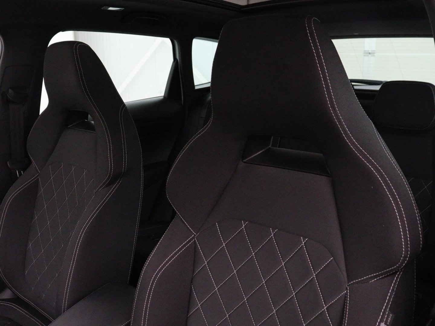 Škoda Karoq 1.5 TSI Sportline | Panoramadak | Stoelverwarming | Adaptive cruise | Camera | Sportstoelen | Virtual Cockpit | Navigatie | Sfeerverlichting | Full LED | 18'' | Keyless | Climate control
