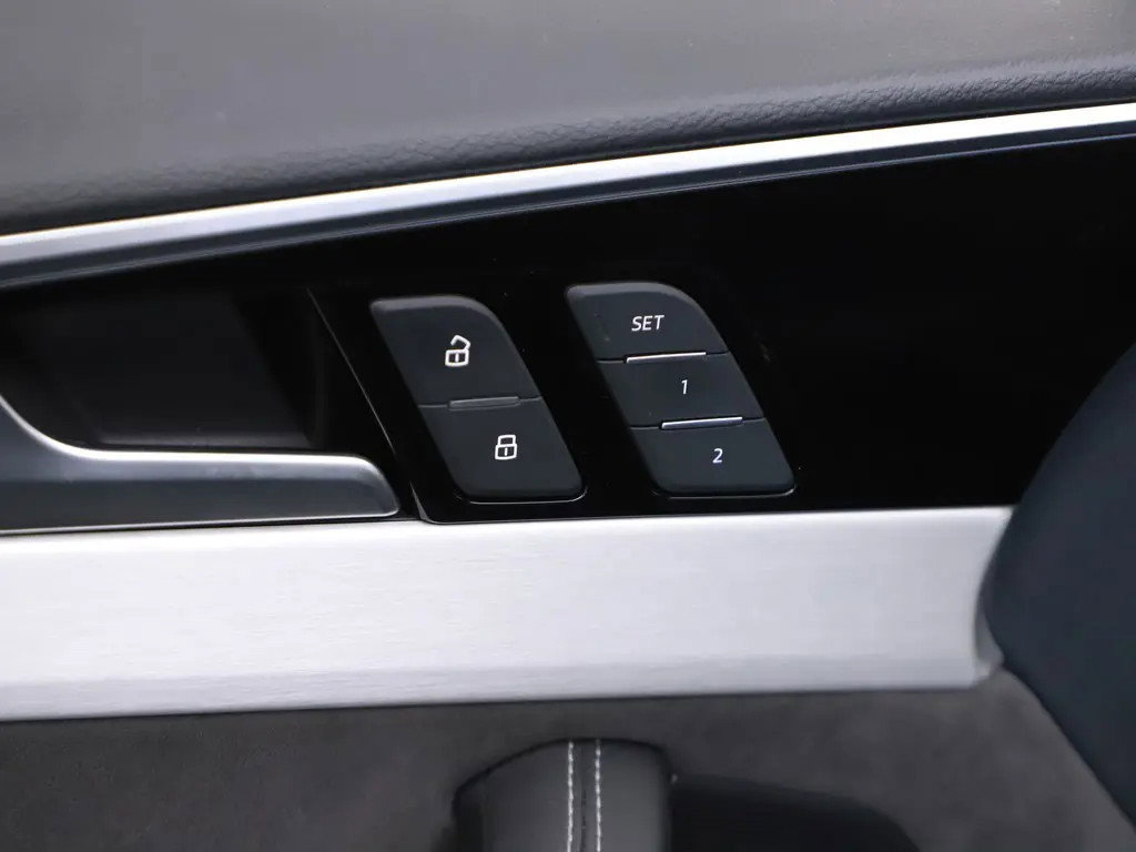 Audi A4 Avant 40 TFSI S-line Black Edition Pano Leer Memory B&O Sfeer NAP