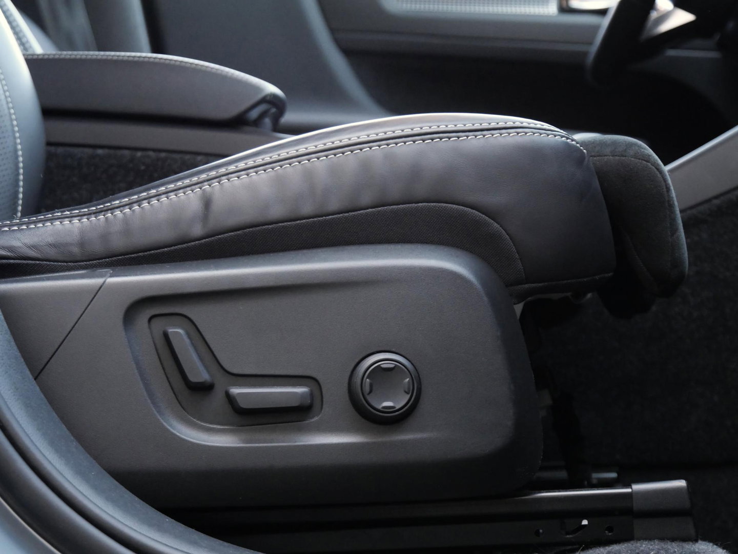 Volvo XC40 RECHARGE PRO/ PANORAMADAK/ 360°CAMERA/ TREKHAAK/ ELEKT. STOELEN/ H&K AUDIO/ SOH 94%