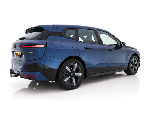 BMW iX xDrive40 High Executive 77 kWh AWD [ 3-Fase-11kW ] {SOH-100%} (INCL-BTW) *LEATHER | TOPVIEW | FULL-LED | MEMORY-PACK | HARMAN/KARDON | BLINDSPOT | WIDESCREEN-COCKPIT | HEATED-COMFORTSEATS | DAB | AMBIENTLIGHT | NAVI-FULLMAP | TOWBAR | HEAD-UP | 21''ALU*