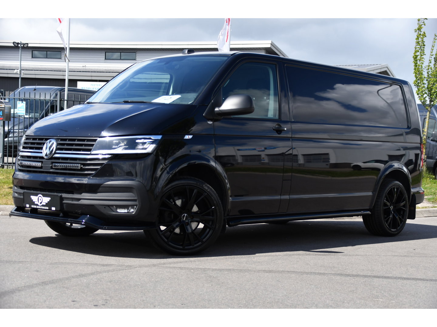 Volkswagen Transporter 2.0 TDI L2H1 30 Highline Black Edition Adaptieve Cruise, Camera, Carplay, 150pk, Trekhaak, Stoelverwarming, LED, Automaat, Standkachel, Sensoren, Uniek!