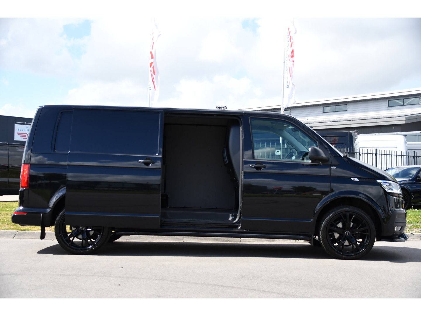Volkswagen Transporter 2.0 TDI L2H1 30 Highline Black Edition Adaptieve Cruise, Camera, Carplay, 150pk, Trekhaak, Stoelverwarming, LED, Automaat, Standkachel, Sensoren, Uniek!