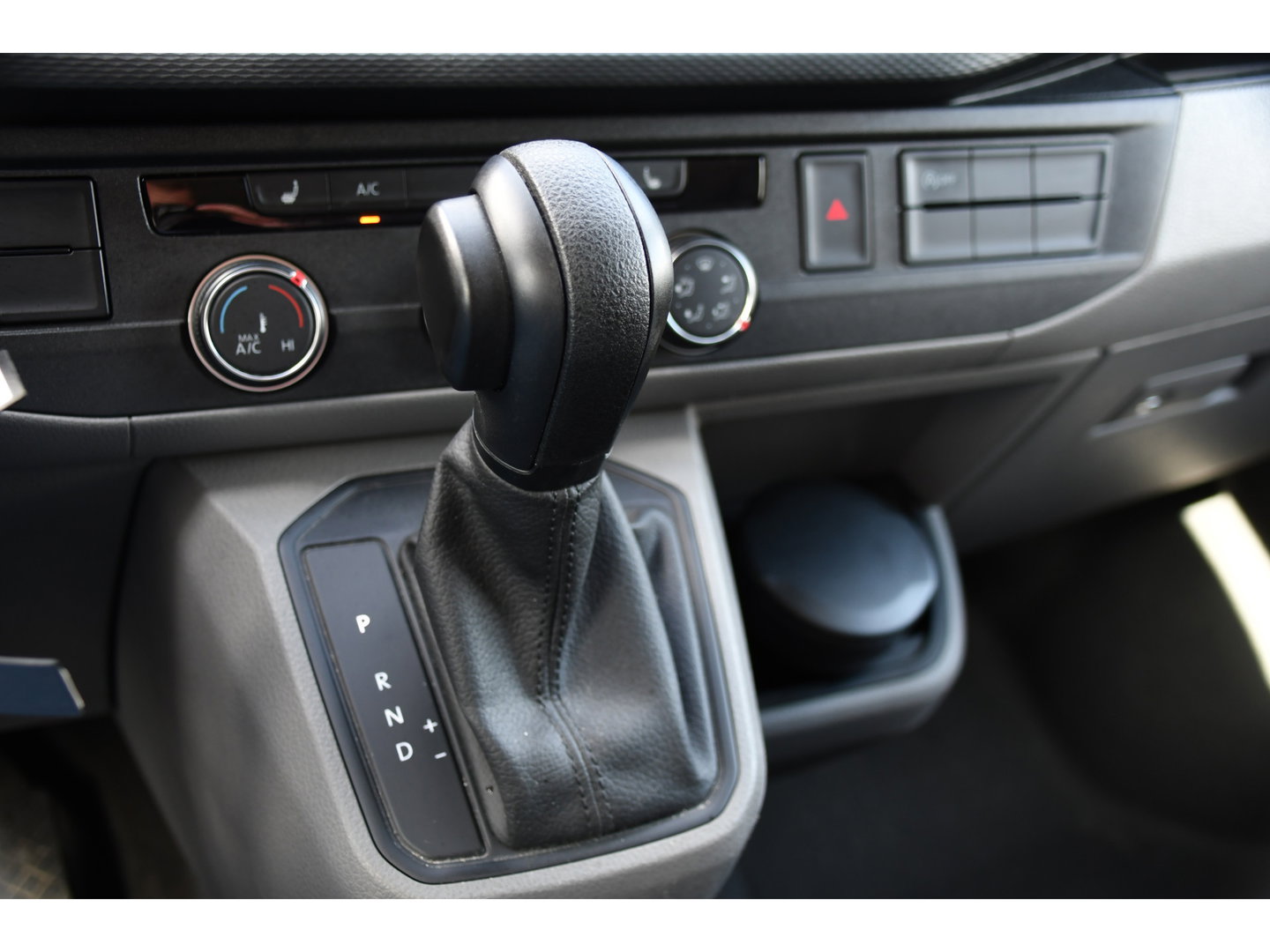 Volkswagen Transporter 2.0 TDI L2H1 30 Highline Black Edition Adaptieve Cruise, Camera, Carplay, 150pk, Trekhaak, Stoelverwarming, LED, Automaat, Standkachel, Sensoren, Uniek!