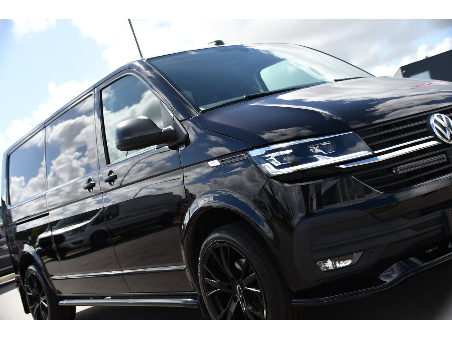 Volkswagen Transporter 2.0 TDI L2H1 30 Highline Black Edition Adaptieve Cruise, Camera, Carplay, 150pk, Trekhaak, Stoelverwarming, LED, Automaat, Standkachel, Sensoren, Uniek!
