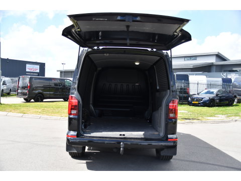 Volkswagen Transporter 2.0 TDI L2H1 30 Highline Black Edition Adaptieve Cruise, Camera, Carplay, 150pk, Trekhaak, Stoelverwarming, LED, Automaat, Standkachel, Sensoren, Uniek!