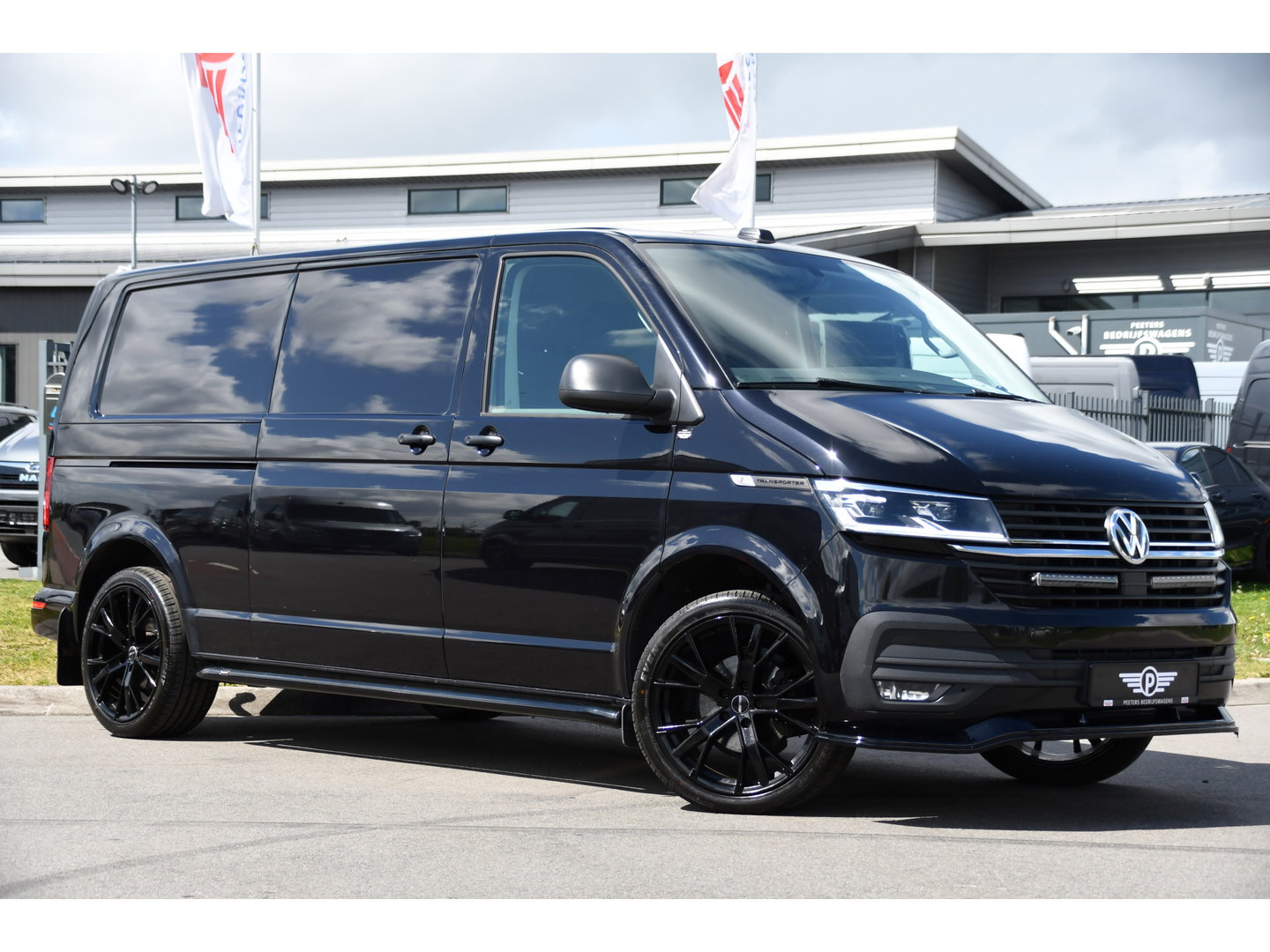 Volkswagen Transporter 2.0 TDI L2H1 30 Highline Black Edition Adaptieve Cruise, Camera, Carplay, 150pk, Trekhaak, Stoelverwarming, LED, Automaat, Standkachel, Sensoren, Uniek!