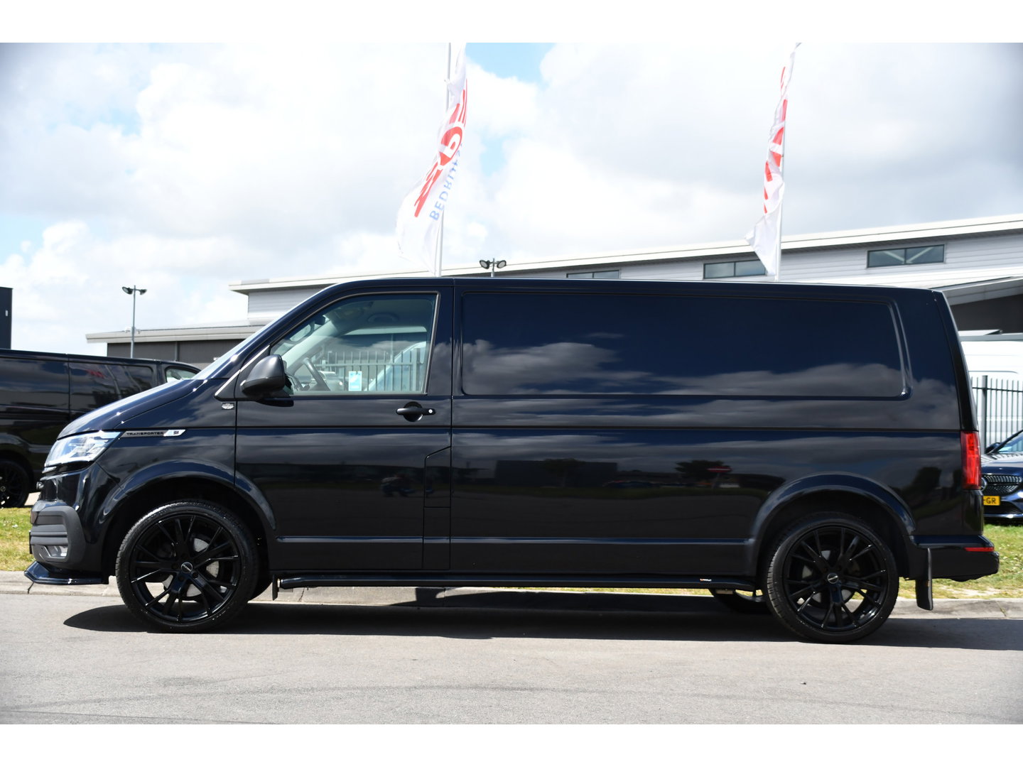 Volkswagen Transporter 2.0 TDI L2H1 30 Highline Black Edition Adaptieve Cruise, Camera, Carplay, 150pk, Trekhaak, Stoelverwarming, LED, Automaat, Standkachel, Sensoren, Uniek!