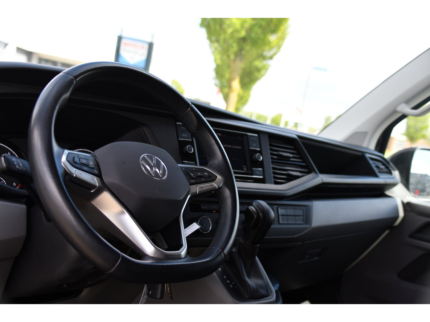 Volkswagen Transporter 2.0 TDI L2H1 30 Highline Adaptieve Cruise, Camera, Carplay, 150pk, Trekhaak, Stoelverwarming, LED, Automaat, Standkachel, Sensoren, Uniek!