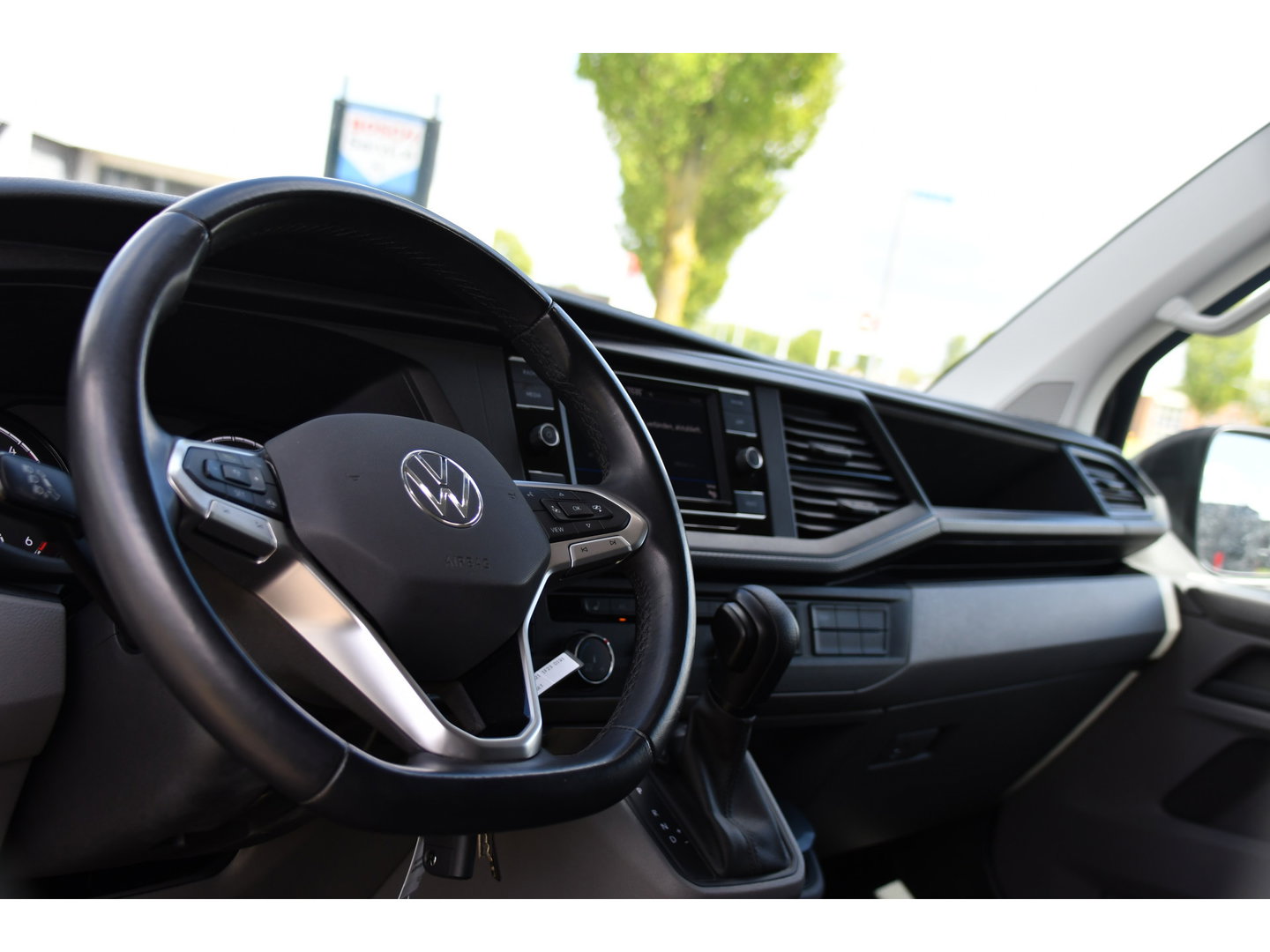Volkswagen Transporter 2.0 TDI L2H1 30 Highline Adaptieve Cruise, Camera, Carplay, 150pk, Trekhaak, Stoelverwarming, LED, Automaat, Standkachel, Sensoren, Uniek!