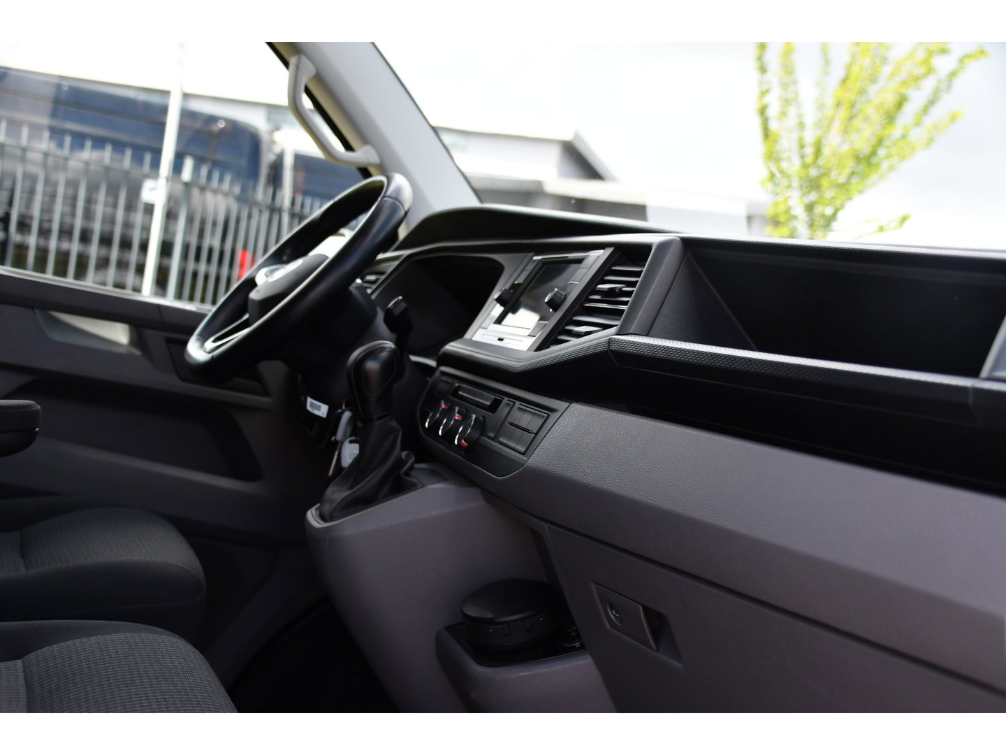 Volkswagen Transporter 2.0 TDI L2H1 30 Highline Adaptieve Cruise, Camera, Carplay, 150pk, Trekhaak, Stoelverwarming, LED, Automaat, Standkachel, Sensoren, Uniek!
