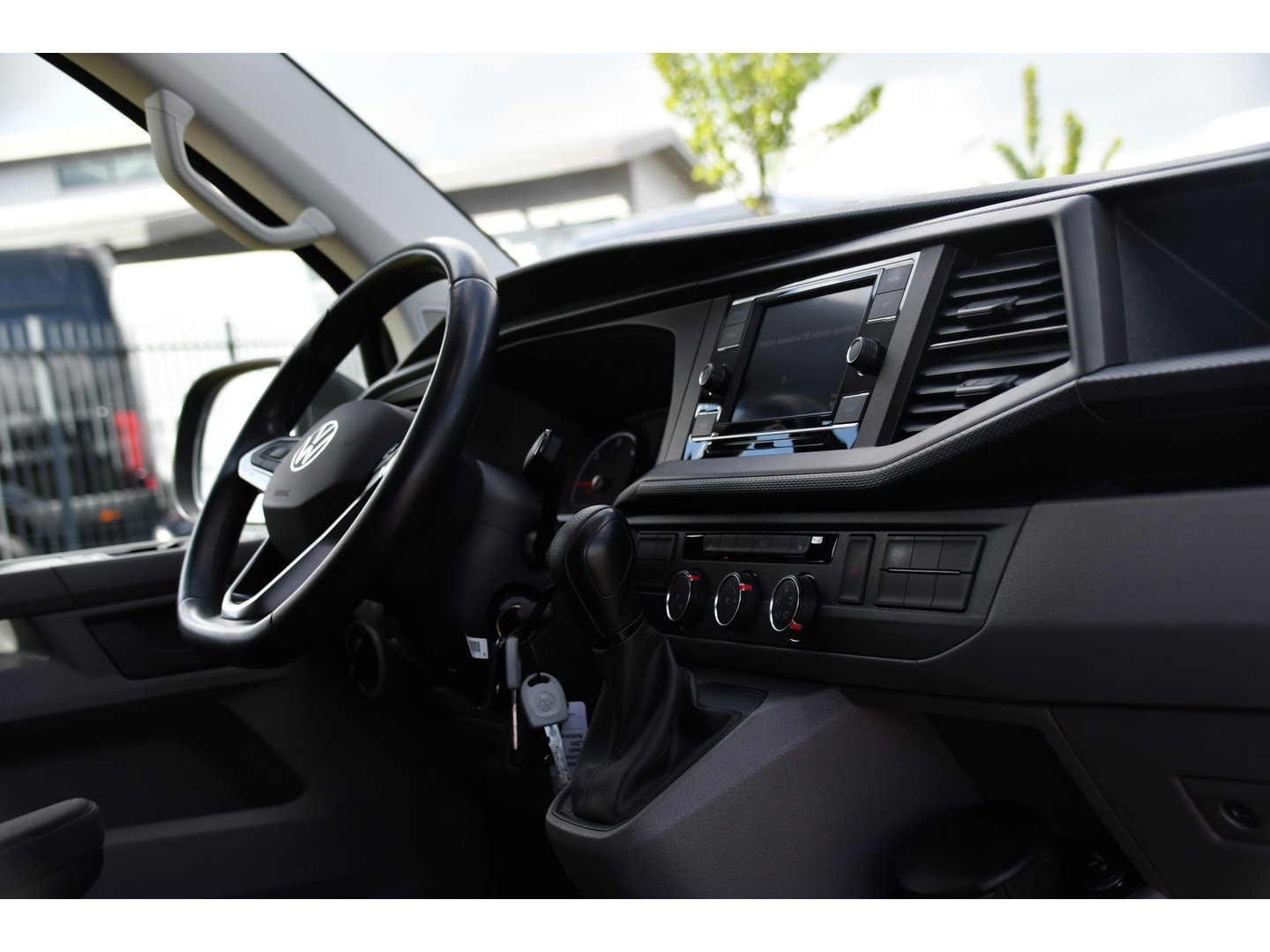 Volkswagen Transporter 2.0 TDI L2H1 30 Highline Adaptieve Cruise, Camera, Carplay, 150pk, Trekhaak, Stoelverwarming, LED, Automaat, Standkachel, Sensoren, Uniek!