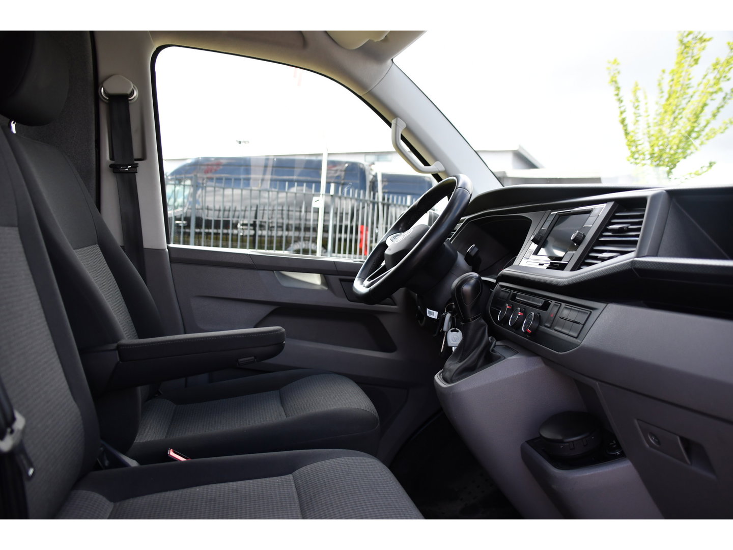 Volkswagen Transporter 2.0 TDI L2H1 30 Highline Adaptieve Cruise, Camera, Carplay, 150pk, Trekhaak, Stoelverwarming, LED, Automaat, Standkachel, Sensoren, Uniek!