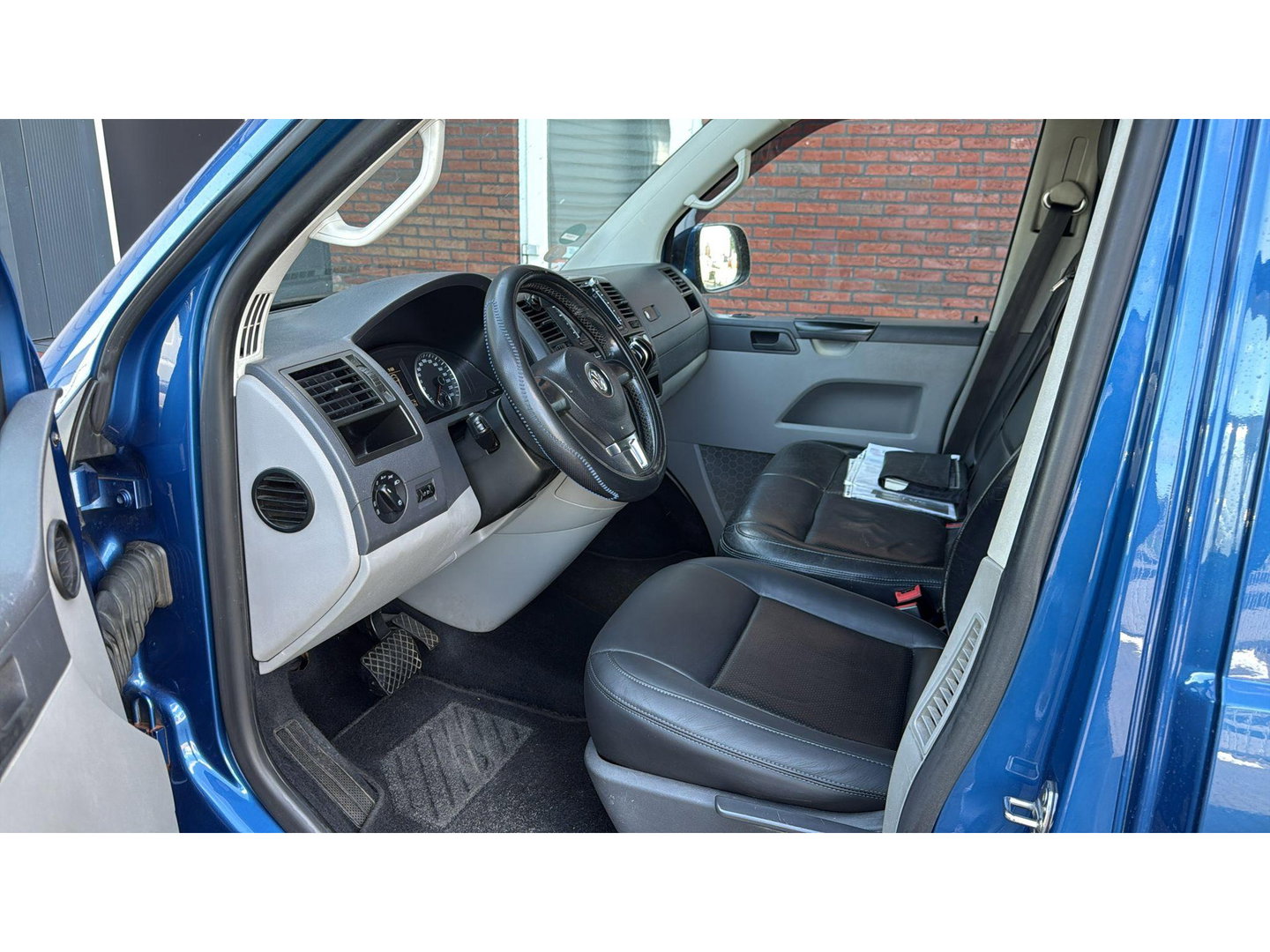 Volkswagen Transporter 2.0 TDI L2H1 DC Comfortline Automaat Leer