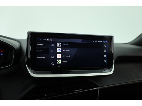 Peugeot 2008 1.2 PureTech 130 Allure | Dig. Cockpit | Trekhaak | Camera | Apple CarPlay & Android Auto | Cruise Control | Navi | 17'' R