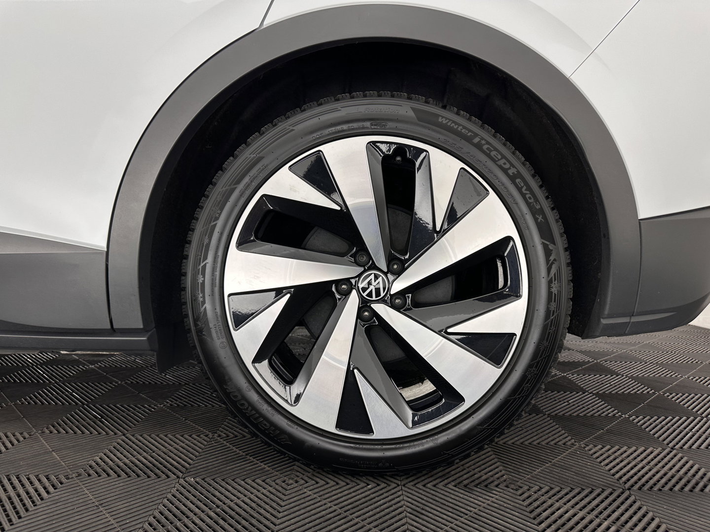 Volkswagen ID.4 Business 77 kWh [ 3-Fase-11kW ] {SOH-83%} (INCL-BTW) *LEATHER-ARTVELOURS | ADAPTIVE-CRUISE | FULL-LED | HEATED-COMFORTSEATS | KEYLESS | CAMERA | DIGI-COCKPIT | DAB | NAVI-FULLMAP | PRIVACY-GLASS | ECC | PDC | TOWBAR | 19''ALU*