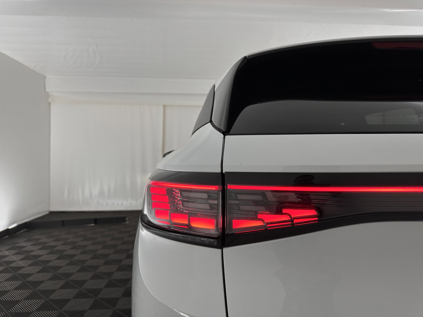 Volkswagen ID.4 Business 77 kWh [ 3-Fase-11kW ] {SOH-83%} (INCL-BTW) *LEATHER-ARTVELOURS | ADAPTIVE-CRUISE | FULL-LED | HEATED-COMFORTSEATS | KEYLESS | CAMERA | DIGI-COCKPIT | DAB | NAVI-FULLMAP | PRIVACY-GLASS | ECC | PDC | TOWBAR | 19''ALU*
