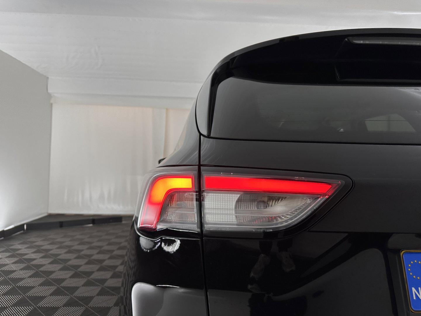 Ford Kuga 2.5 PHEV Vignale (Plug-in) (INCL-BTW) Aut. *LEATHER | ADAPTIVE-CRUISE | FULL-LED | DIGI-COCKPIT | KEYLESS | DAB | CARPLAY | NAVI-FULLMAP | MEMORY-PACK | HEATED-COMFORTSEATS | PRIVACYGLASS | TOWBAR | 18''ALU*