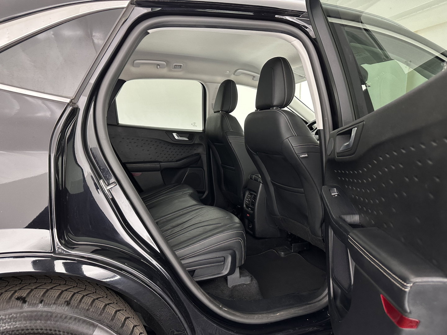 Ford Kuga 2.5 PHEV Vignale (Plug-in) (INCL-BTW) Aut. *LEATHER | ADAPTIVE-CRUISE | FULL-LED | DIGI-COCKPIT | KEYLESS | DAB | CARPLAY | NAVI-FULLMAP | MEMORY-PACK | HEATED-COMFORTSEATS | PRIVACYGLASS | TOWBAR | 18''ALU*