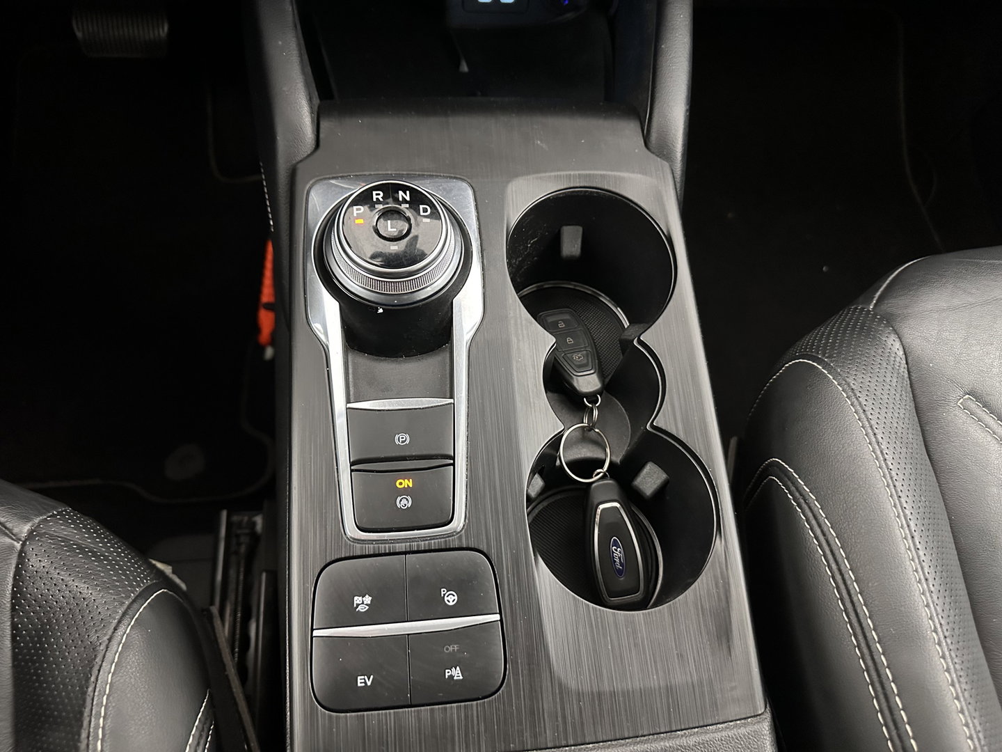 Ford Kuga 2.5 PHEV Vignale (Plug-in) (INCL-BTW) Aut. *LEATHER | ADAPTIVE-CRUISE | FULL-LED | DIGI-COCKPIT | KEYLESS | DAB | CARPLAY | NAVI-FULLMAP | MEMORY-PACK | HEATED-COMFORTSEATS | PRIVACYGLASS | TOWBAR | 18''ALU*