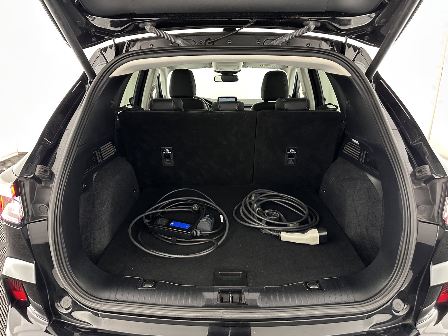Ford Kuga 2.5 PHEV Vignale (Plug-in) (INCL-BTW) Aut. *LEATHER | ADAPTIVE-CRUISE | FULL-LED | DIGI-COCKPIT | KEYLESS | DAB | CARPLAY | NAVI-FULLMAP | MEMORY-PACK | HEATED-COMFORTSEATS | PRIVACYGLASS | TOWBAR | 18''ALU*