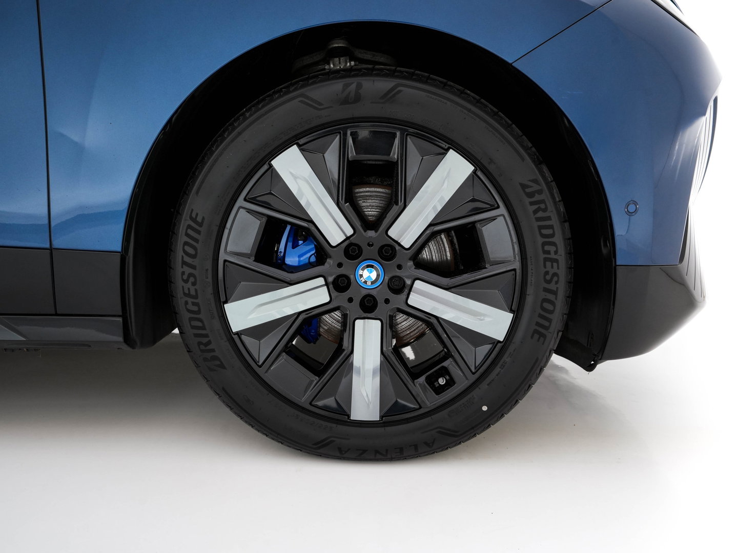 BMW iX xDrive40 High Executive 77 kWh AWD [ 3-Fase-11kW ] {SOH-100%} (INCL-BTW) *LEATHER | TOPVIEW | FULL-LED | MEMORY-PACK | HARMAN/KARDON | BLINDSPOT | WIDESCREEN-COCKPIT | HEATED-COMFORTSEATS | DAB | AMBIENTLIGHT | NAVI-FULLMAP | TOWBAR | HEAD-UP | 21''ALU*