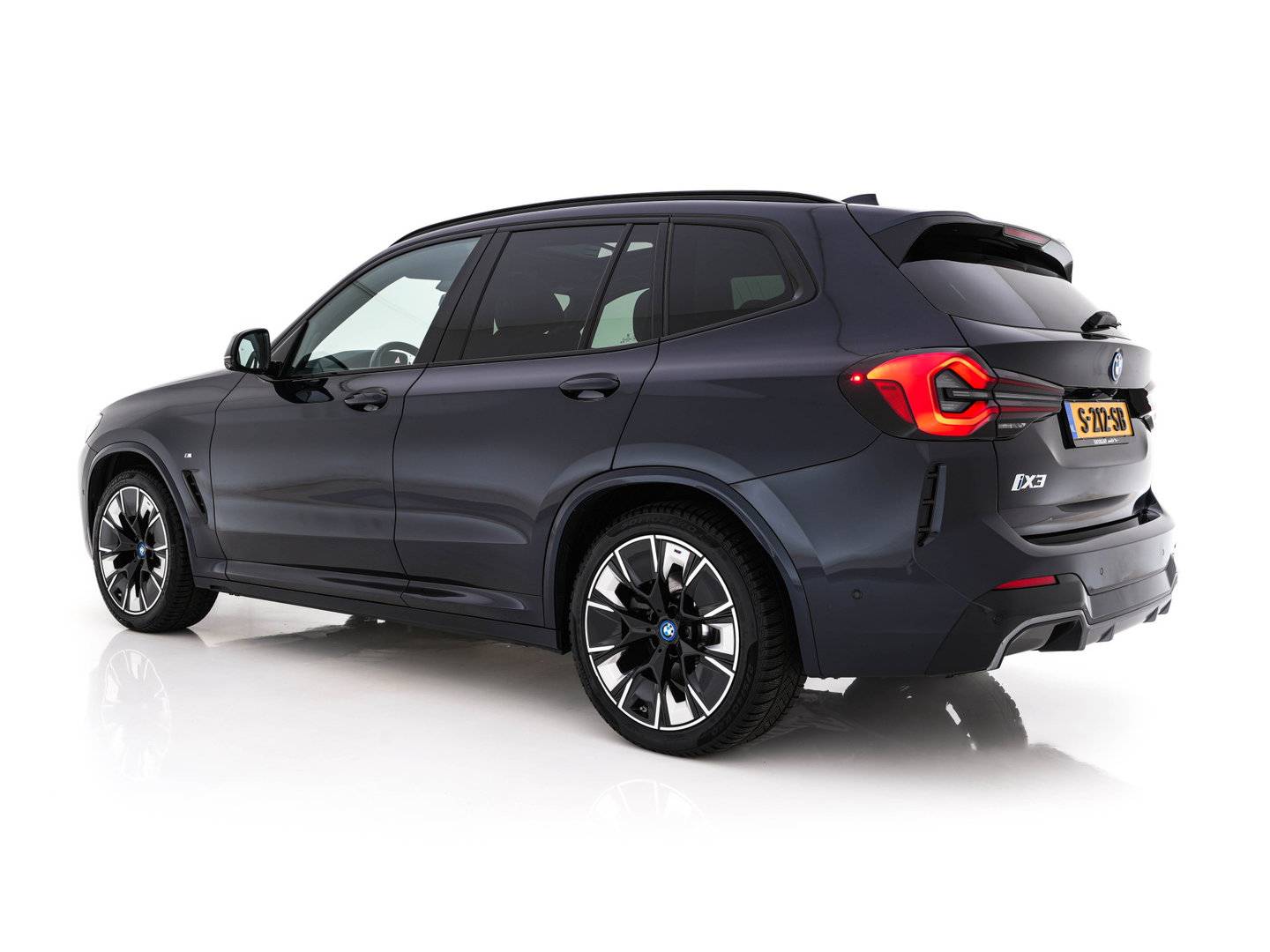 BMW iX3 High Executive 80 kWh Facelift [ 3-Fase-11kW) ] {SOH-100%} (INCL-BTW) Aut. *PANO | LEATHER | ADAPTIVE-CRUISE | FULL-LED | HARMAN/KARDON | TOPVIEW | MEMORY-PACK | BLINDSPOT | DIGI-COCKPIT | HEATED-COMFORTSEATS | DAB+ | NAVI-FULLMAP | HEAD-UP | 20''ALU