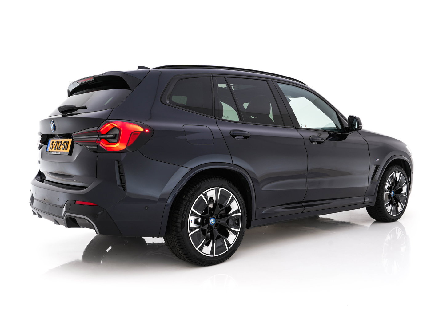 BMW iX3 High Executive 80 kWh Facelift [ 3-Fase-11kW) ] {SOH-100%} (INCL-BTW) Aut. *PANO | LEATHER | ADAPTIVE-CRUISE | FULL-LED | HARMAN/KARDON | TOPVIEW | MEMORY-PACK | BLINDSPOT | DIGI-COCKPIT | HEATED-COMFORTSEATS | DAB+ | NAVI-FULLMAP | HEAD-UP | 20''ALU