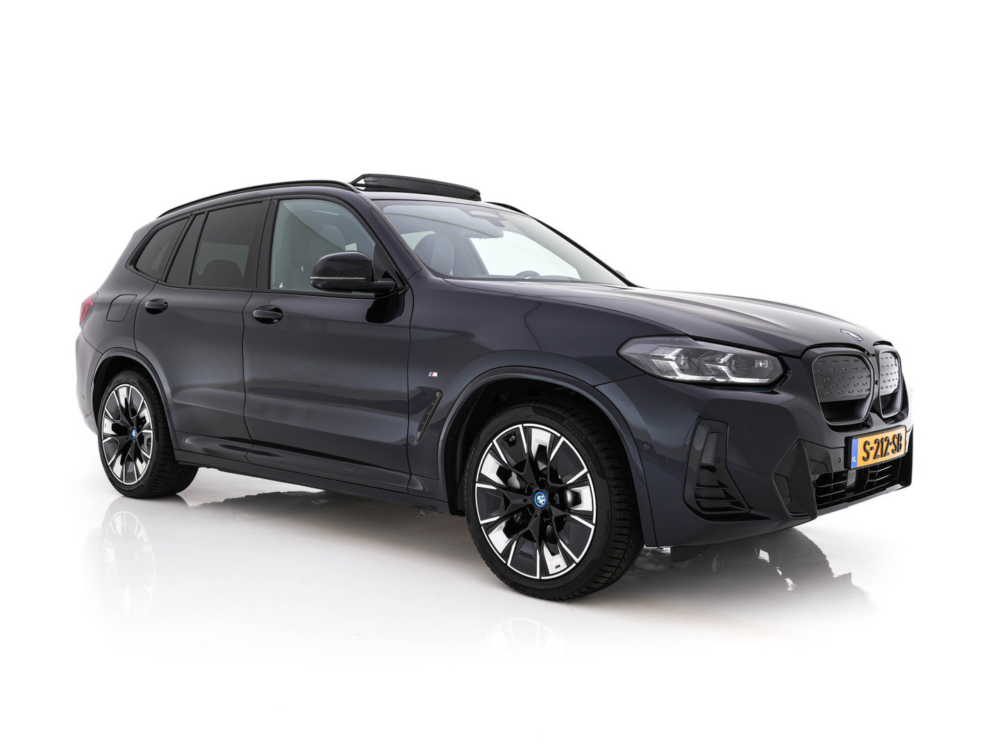BMW iX3 High Executive 80 kWh Facelift [ 3-Fase-11kW) ] {SOH-100%} (INCL-BTW) Aut. *PANO | LEATHER | ADAPTIVE-CRUISE | FULL-LED | HARMAN/KARDON | TOPVIEW | MEMORY-PACK | BLINDSPOT | DIGI-COCKPIT | HEATED-COMFORTSEATS | DAB+ | NAVI-FULLMAP | HEAD-UP | 20''ALU