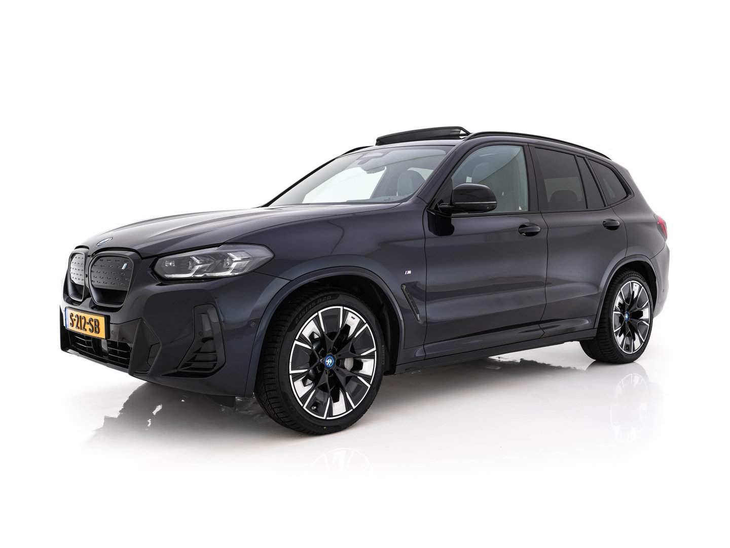 BMW iX3 High Executive 80 kWh Facelift [ 3-Fase-11kW) ] {SOH-100%} (INCL-BTW) Aut. *PANO | LEATHER | ADAPTIVE-CRUISE | FULL-LED | HARMAN/KARDON | TOPVIEW | MEMORY-PACK | BLINDSPOT | DIGI-COCKPIT | HEATED-COMFORTSEATS | DAB+ | NAVI-FULLMAP | HEAD-UP | 20''ALU