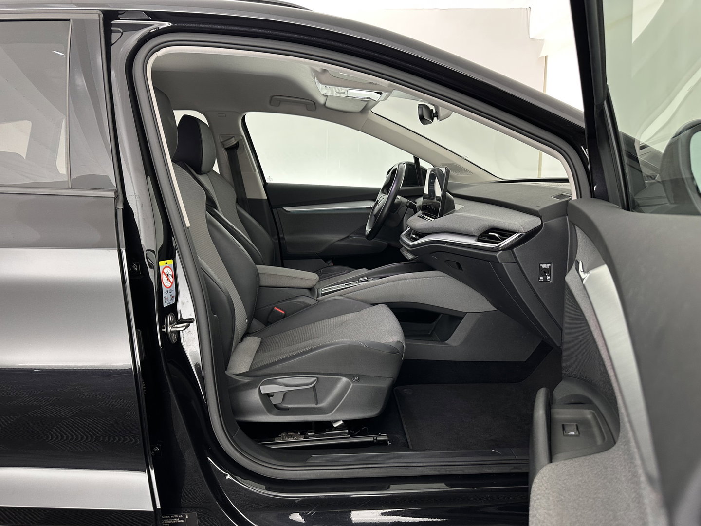 Škoda Enyaq iV 60 [ 3-Fase-11kW ] {SOH-88%} (INCL-BTW) *LEATHER-FABRIC | FULL-LED | DIGI-COCKPIT | CAMERA | KEYLESS | NAVI-FULLMAP | AMBIENTLIGHT | ECC | HEATED-COMFORTSEATS | PRIVACY-GLASS | DAB+ | PDC | CRUISE | 19"ALU*