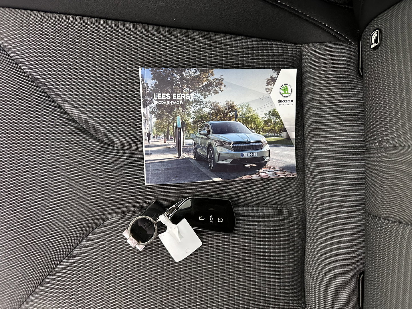 Škoda Enyaq iV 60 [ 3-Fase-11kW ] {SOH-88%} (INCL-BTW) *LEATHER-FABRIC | FULL-LED | DIGI-COCKPIT | CAMERA | KEYLESS | NAVI-FULLMAP | AMBIENTLIGHT | ECC | HEATED-COMFORTSEATS | PRIVACY-GLASS | DAB+ | PDC | CRUISE | 19"ALU*