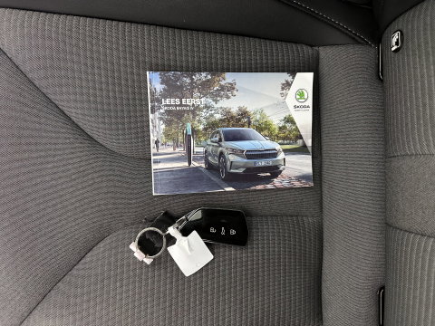 Škoda Enyaq iV 60 [ 3-Fase-11kW ] {SOH-88%} (INCL-BTW) *LEATHER-FABRIC | FULL-LED | DIGI-COCKPIT | CAMERA | KEYLESS | NAVI-FULLMAP | AMBIENTLIGHT | ECC | HEATED-COMFORTSEATS | PRIVACY-GLASS | DAB+ | PDC | CRUISE | 19"ALU*