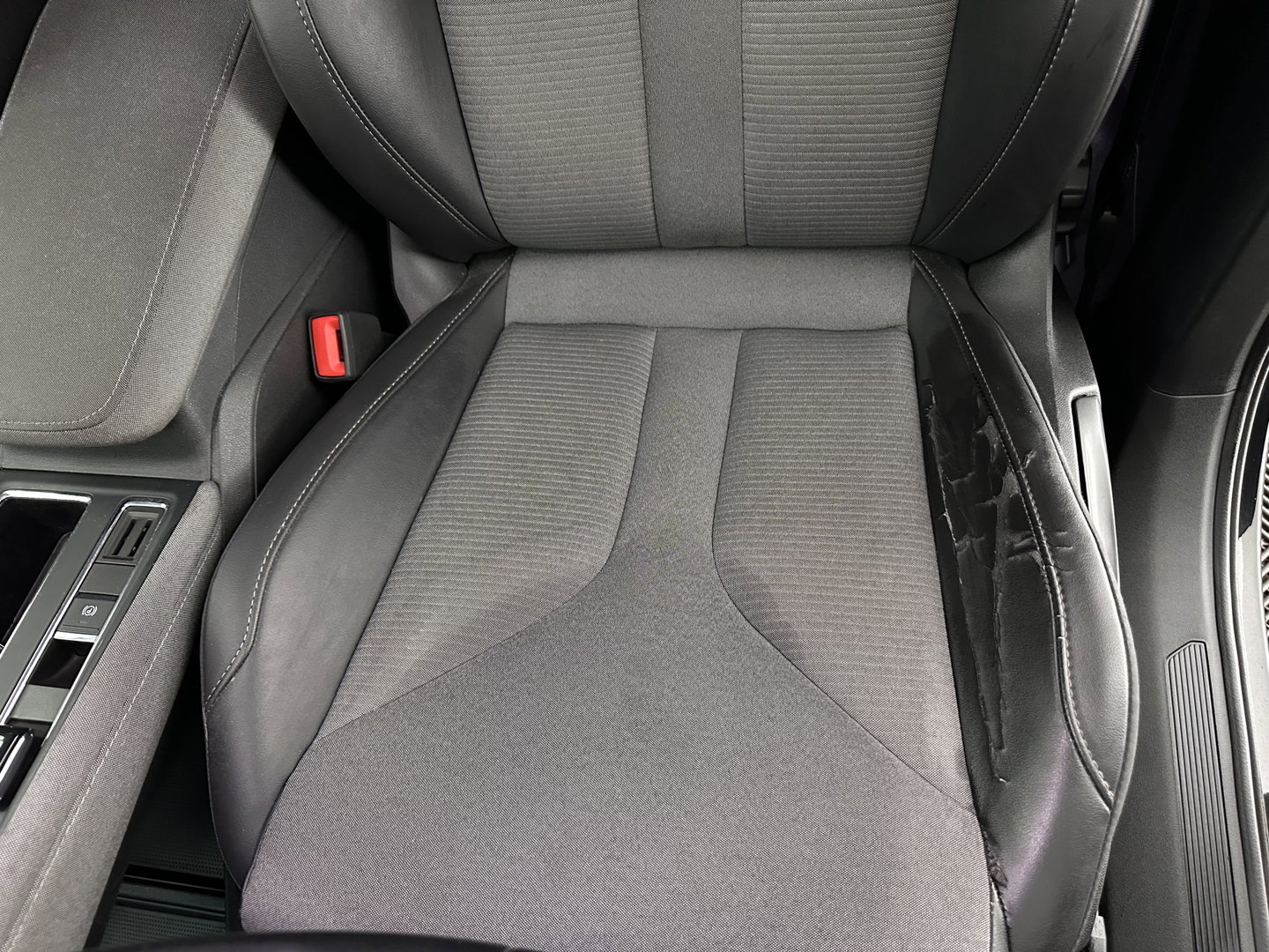 Škoda Enyaq iV 60 [ 3-Fase-11kW ] {SOH-88%} (INCL-BTW) *LEATHER-FABRIC | FULL-LED | DIGI-COCKPIT | CAMERA | KEYLESS | NAVI-FULLMAP | AMBIENTLIGHT | ECC | HEATED-COMFORTSEATS | PRIVACY-GLASS | DAB+ | PDC | CRUISE | 19"ALU*