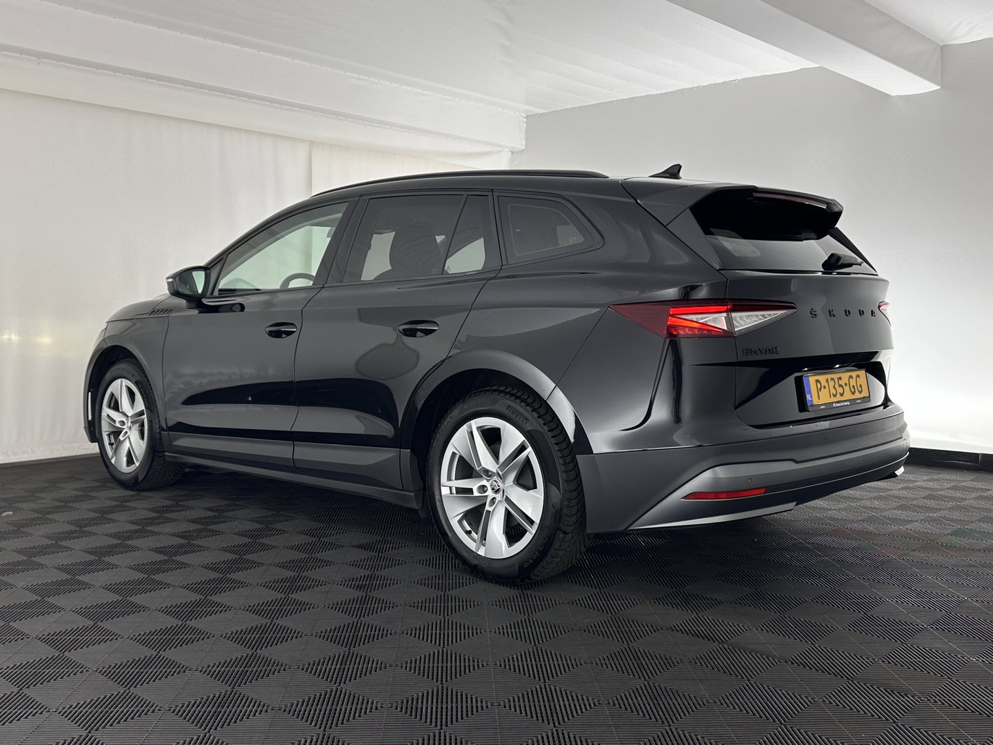 Škoda Enyaq iV 60 [ 3-Fase-11kW ] {SOH-88%} (INCL-BTW) *LEATHER-FABRIC | FULL-LED | DIGI-COCKPIT | CAMERA | KEYLESS | NAVI-FULLMAP | AMBIENTLIGHT | ECC | HEATED-COMFORTSEATS | PRIVACY-GLASS | DAB+ | PDC | CRUISE | 19"ALU*