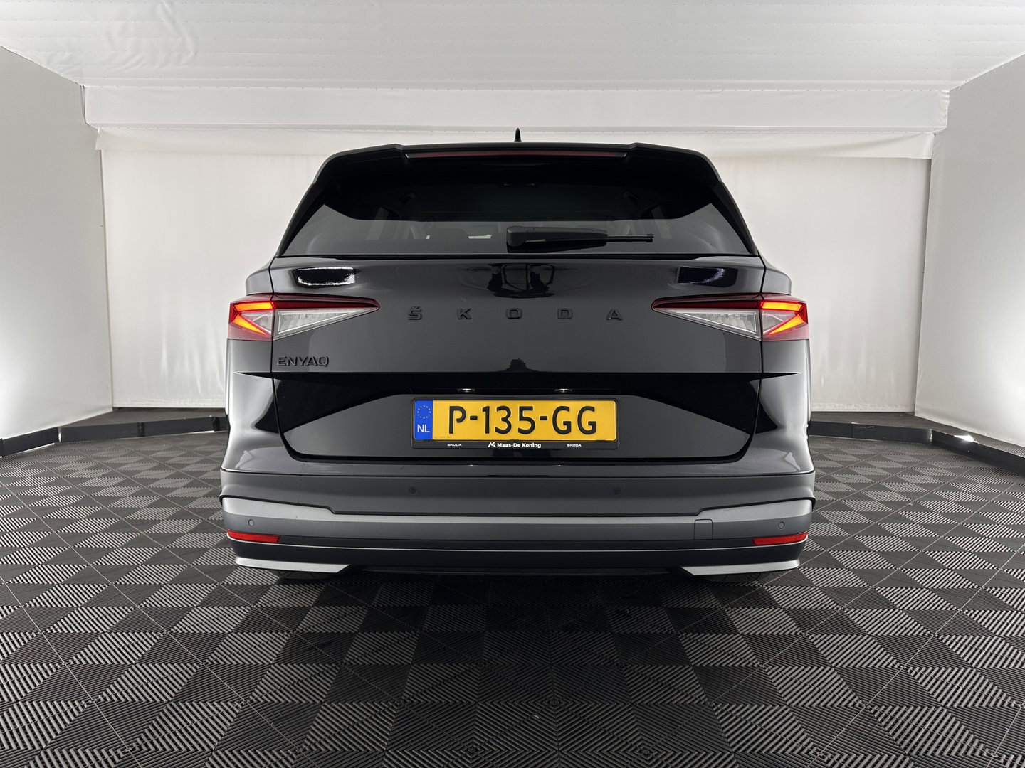 Škoda Enyaq iV 60 [ 3-Fase-11kW ] {SOH-88%} (INCL-BTW) *LEATHER-FABRIC | FULL-LED | DIGI-COCKPIT | CAMERA | KEYLESS | NAVI-FULLMAP | AMBIENTLIGHT | ECC | HEATED-COMFORTSEATS | PRIVACY-GLASS | DAB+ | PDC | CRUISE | 19"ALU*