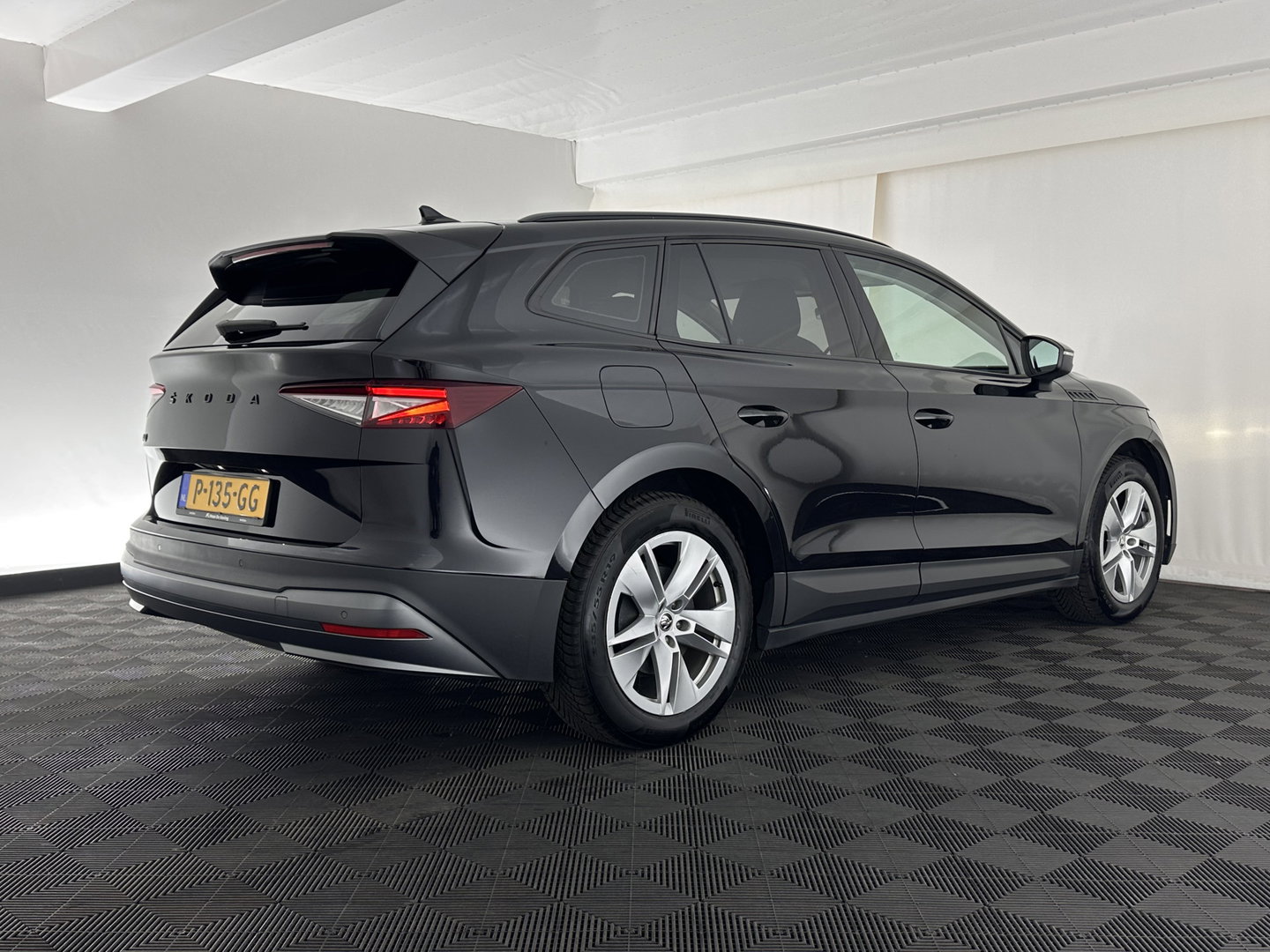 Škoda Enyaq iV 60 [ 3-Fase-11kW ] {SOH-88%} (INCL-BTW) *LEATHER-FABRIC | FULL-LED | DIGI-COCKPIT | CAMERA | KEYLESS | NAVI-FULLMAP | AMBIENTLIGHT | ECC | HEATED-COMFORTSEATS | PRIVACY-GLASS | DAB+ | PDC | CRUISE | 19"ALU*