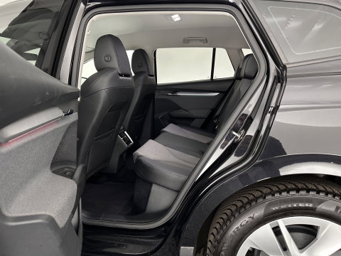 Škoda Enyaq iV 60 [ 3-Fase-11kW ] {SOH-88%} (INCL-BTW) *LEATHER-FABRIC | FULL-LED | DIGI-COCKPIT | CAMERA | KEYLESS | NAVI-FULLMAP | AMBIENTLIGHT | ECC | HEATED-COMFORTSEATS | PRIVACY-GLASS | DAB+ | PDC | CRUISE | 19"ALU*
