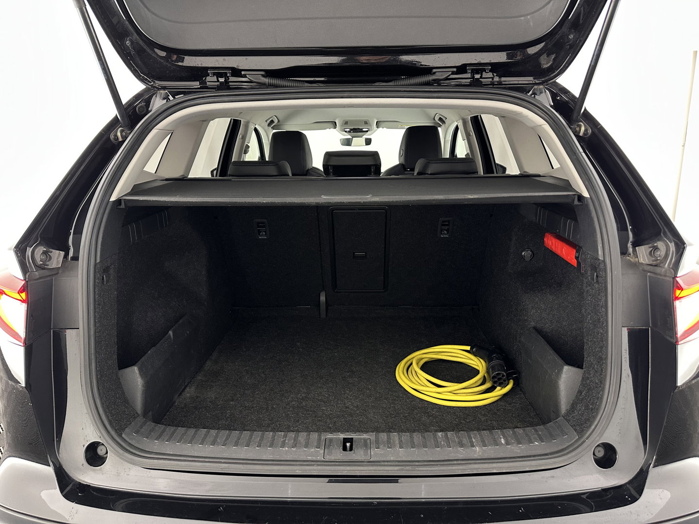 Škoda Enyaq iV 60 [ 3-Fase-11kW ] {SOH-88%} (INCL-BTW) *LEATHER-FABRIC | FULL-LED | DIGI-COCKPIT | CAMERA | KEYLESS | NAVI-FULLMAP | AMBIENTLIGHT | ECC | HEATED-COMFORTSEATS | PRIVACY-GLASS | DAB+ | PDC | CRUISE | 19"ALU*
