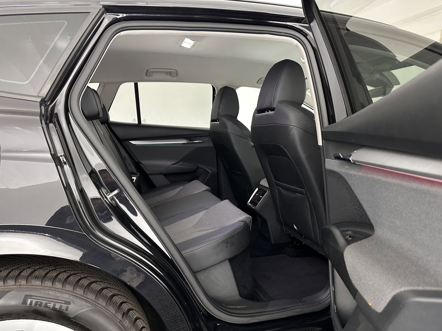Škoda Enyaq iV 60 [ 3-Fase-11kW ] {SOH-88%} (INCL-BTW) *LEATHER-FABRIC | FULL-LED | DIGI-COCKPIT | CAMERA | KEYLESS | NAVI-FULLMAP | AMBIENTLIGHT | ECC | HEATED-COMFORTSEATS | PRIVACY-GLASS | DAB+ | PDC | CRUISE | 19"ALU*