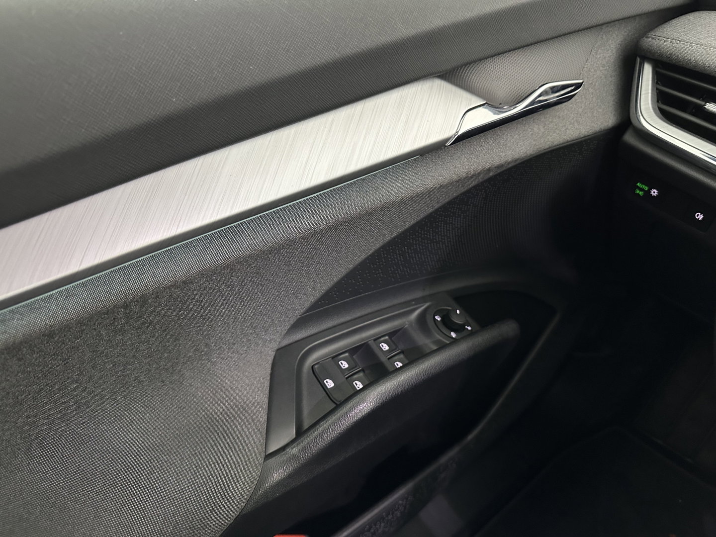 Škoda Enyaq iV 60 [ 3-Fase-11kW ] {SOH-88%} (INCL-BTW) *LEATHER-FABRIC | FULL-LED | DIGI-COCKPIT | CAMERA | KEYLESS | NAVI-FULLMAP | AMBIENTLIGHT | ECC | HEATED-COMFORTSEATS | PRIVACY-GLASS | DAB+ | PDC | CRUISE | 19"ALU*