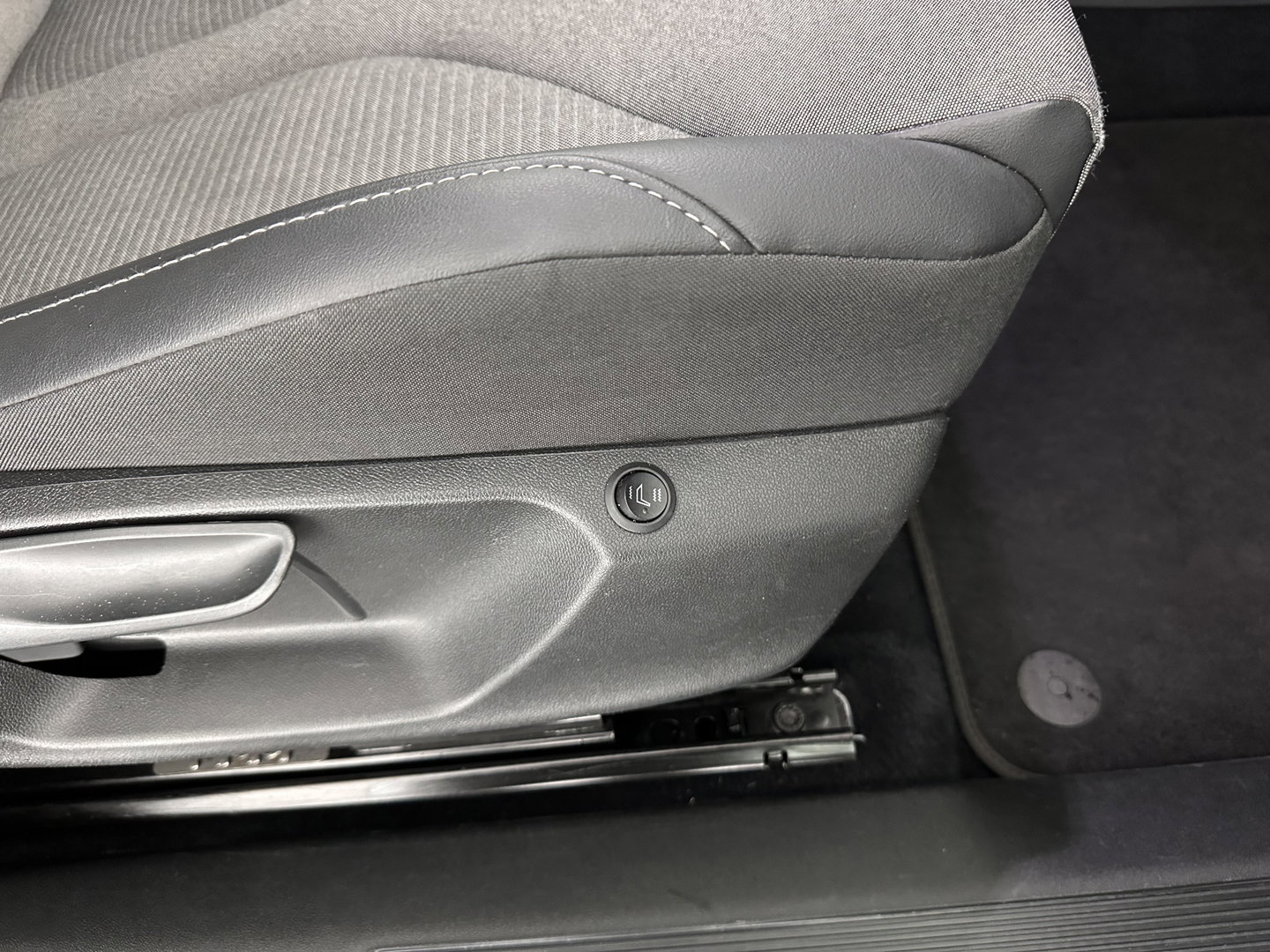 Škoda Enyaq iV 60 [ 3-Fase-11kW ] {SOH-88%} (INCL-BTW) *LEATHER-FABRIC | FULL-LED | DIGI-COCKPIT | CAMERA | KEYLESS | NAVI-FULLMAP | AMBIENTLIGHT | ECC | HEATED-COMFORTSEATS | PRIVACY-GLASS | DAB+ | PDC | CRUISE | 19"ALU*