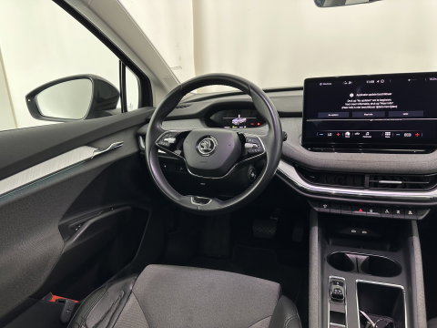 Škoda Enyaq iV 60 [ 3-Fase-11kW ] {SOH-88%} (INCL-BTW) *LEATHER-FABRIC | FULL-LED | DIGI-COCKPIT | CAMERA | KEYLESS | NAVI-FULLMAP | AMBIENTLIGHT | ECC | HEATED-COMFORTSEATS | PRIVACY-GLASS | DAB+ | PDC | CRUISE | 19"ALU*